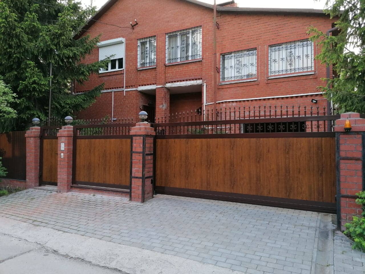 Уличные ворота DoorHan в Чите с установкой