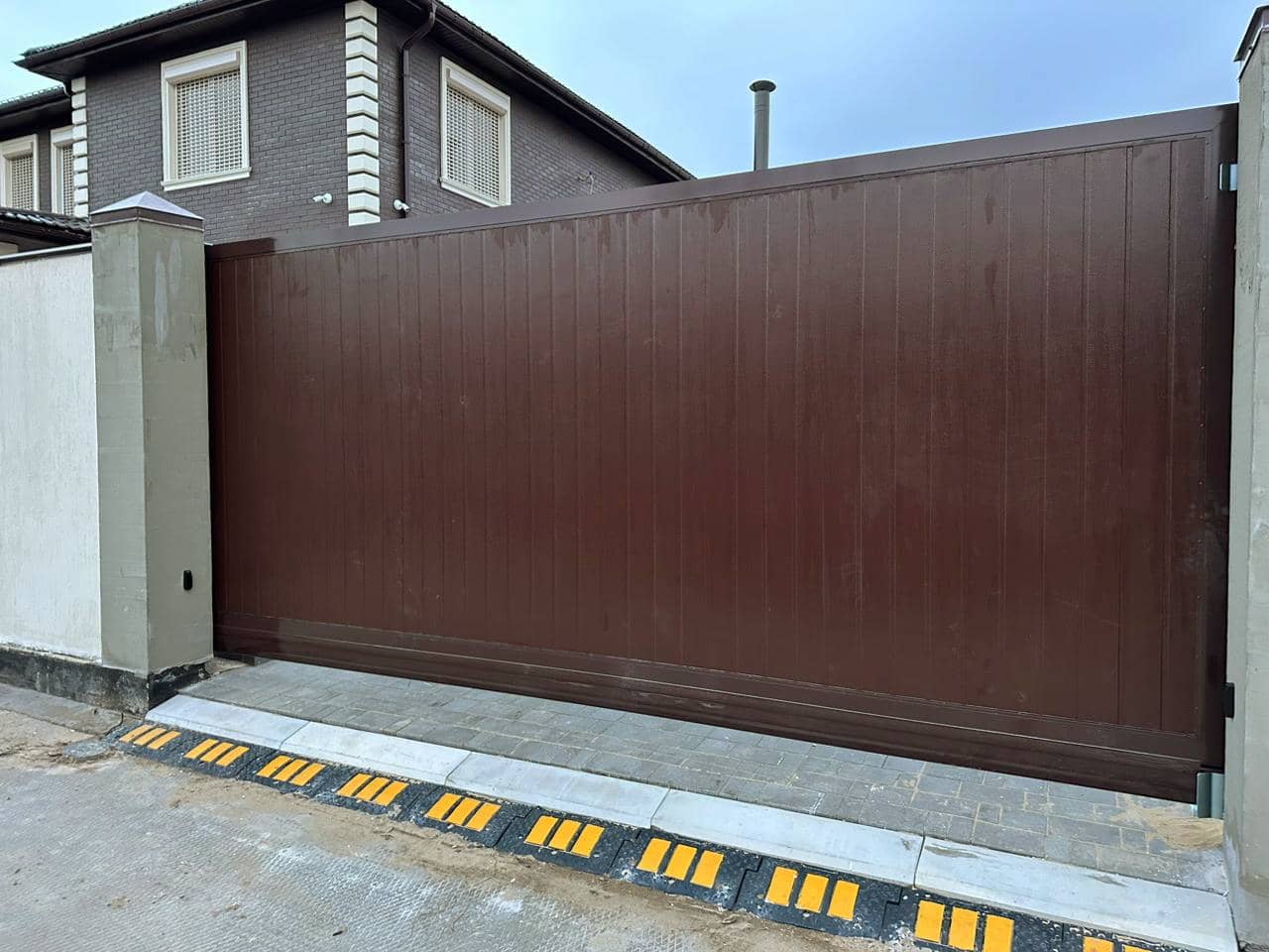 Уличные ворота DoorHan в Чите с установкой